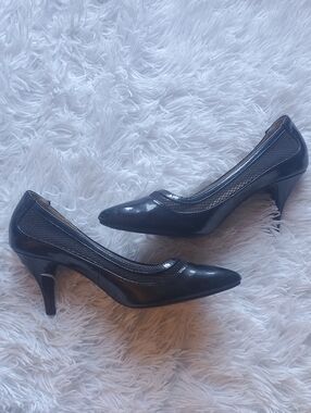 Black Pointed-Toe Low Heel